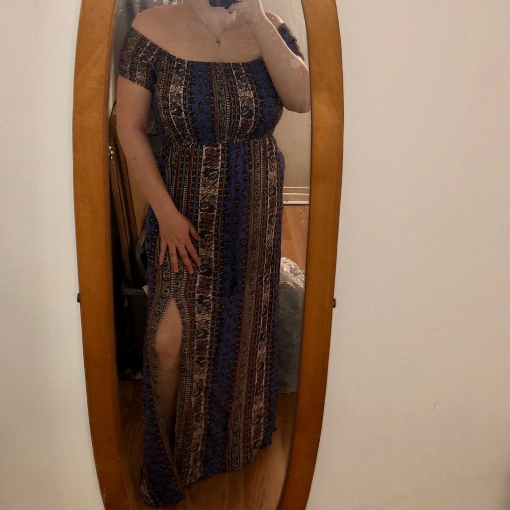 Maxi dress with leg slit and pockets